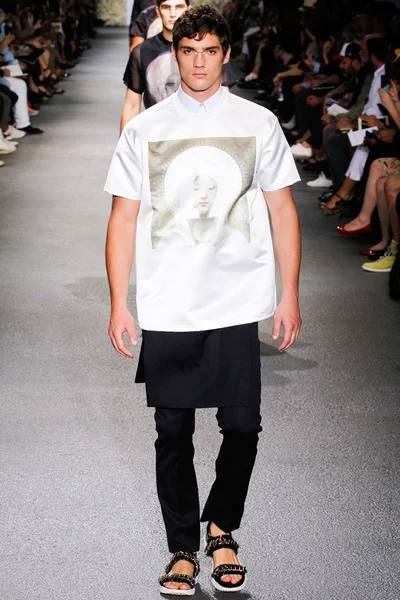 Look 16